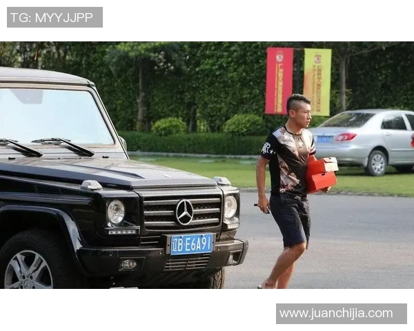 越南足球明星展现完美腹肌照片引发球迷热议与赞叹 越南足球明星展现完美腹肌照片引发球迷热议与赞叹