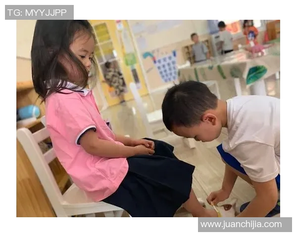 足球明星与小球童的搞笑互动瞬间引发全场欢笑与温馨时刻 足球明星与小球童的搞笑互动瞬间引发全场欢笑与温馨时刻